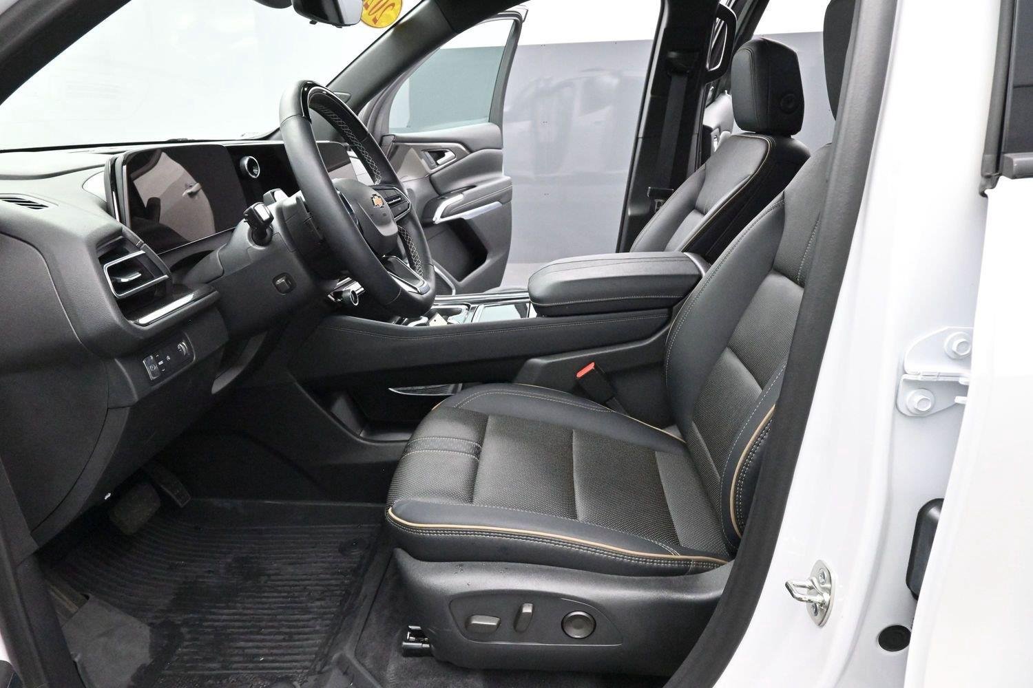 Used 2025 Chevrolet Traverse High Country FWD image 15