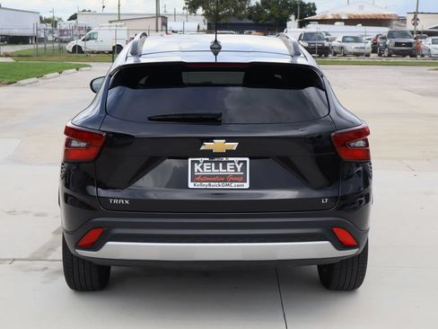 Used 2025 Chevrolet Trax LT FWD image 8
