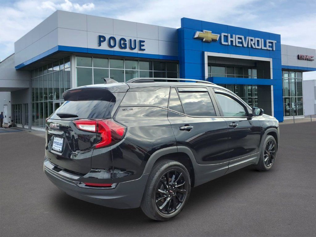 Used 2024 GMC Terrain SLE w/ Driver Convenience Package FWD image 2