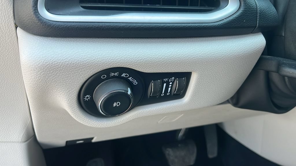 Used 2024 Chrysler Pacifica Touring-L FWD image 11