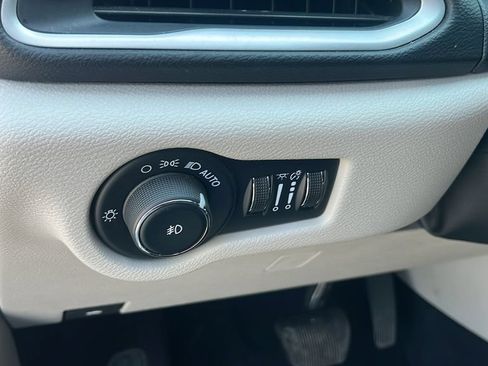 Used 2024 Chrysler Pacifica Touring-L FWD image 11