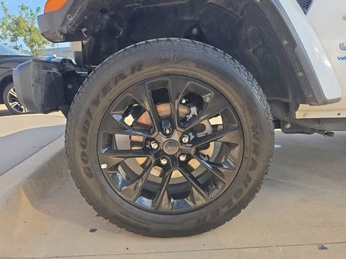 Used 2024 Jeep Wrangler Unlimited Sahara AWD/4WD image 18