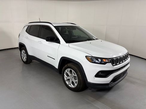 Used 2024 Jeep Compass Latitude AWD/4WD image 2