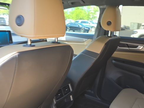 Used 2024 Volkswagen Atlas Cross Sport SE w/ Panoramic Sunroof Package FWD image 18