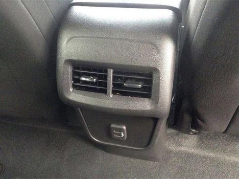 Used 2023 Chevrolet Equinox LT image 30