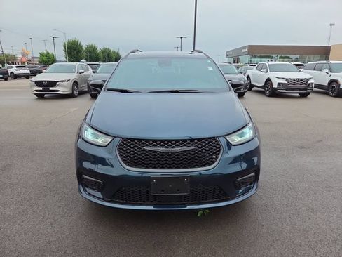 Used 2025 Chrysler Pacifica Limited FWD image 3