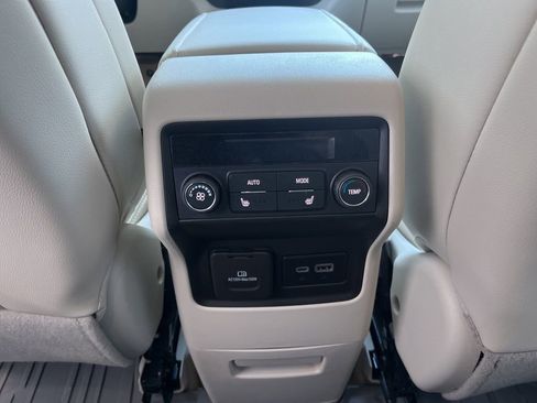 Used 2023 GMC Acadia Denali image 11