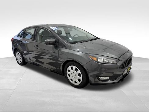 Used 2018 Ford Focus SE w/ SE Appearance Package image 6