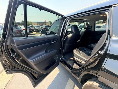 Used 2023 Toyota Highlander XLE AWD/4WD image 22