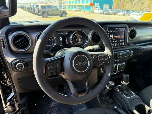 Used 2023 Jeep Gladiator Sport image 12