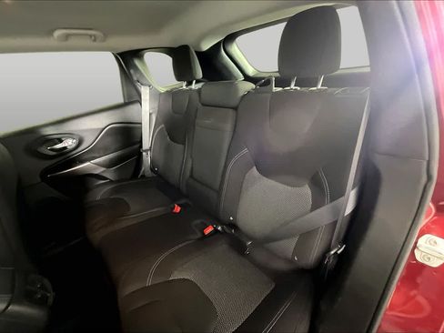 Used 2019 Jeep Cherokee Latitude w/ Popular Appearance Group FWD image 19