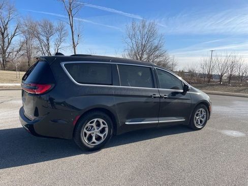 Used 2023 Chrysler Pacifica Limited w/ Uconnect Theater Family Group image 2