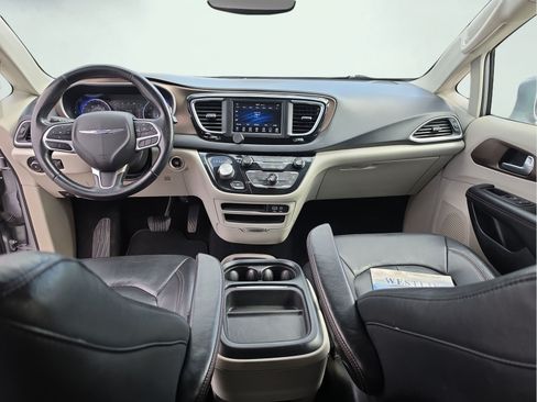 Used 2018 Chrysler Pacifica Touring-L FWD image 15