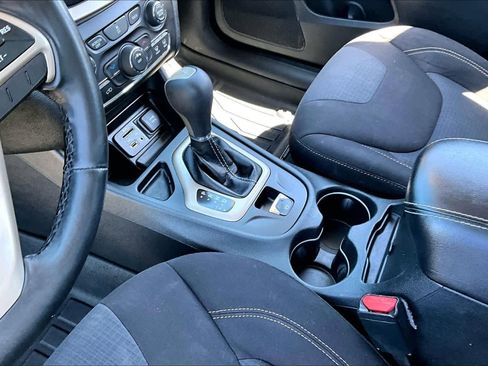 Used 2016 Jeep Cherokee Latitude FWD image 16