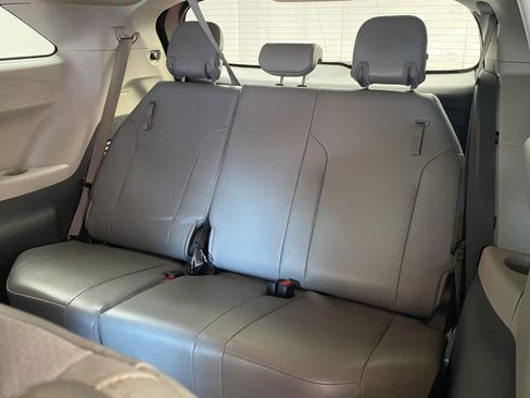 Used 2022 Toyota Sienna XLE AWD/4WD image 18