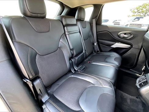 Used 2018 Jeep Cherokee Latitude Plus w/ Comfort/Convenience Group image 22