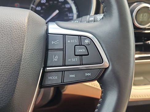 Used 2021 Toyota Highlander XLE AWD/4WD image 26