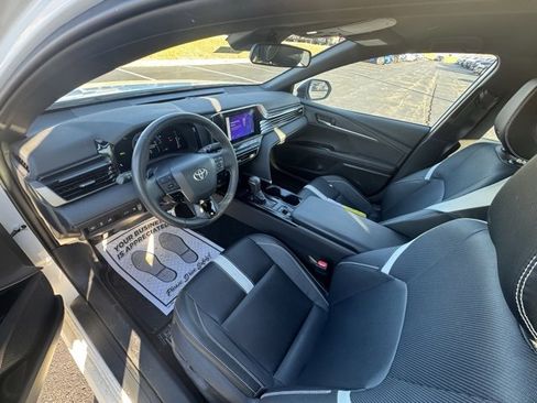 Used 2025 Toyota Camry SE image 11
