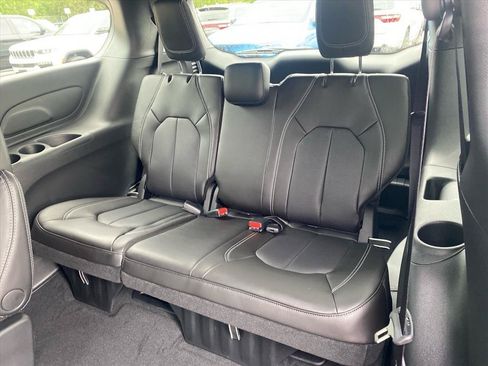New 2027 Chrysler Pacifica Select FWD image 12