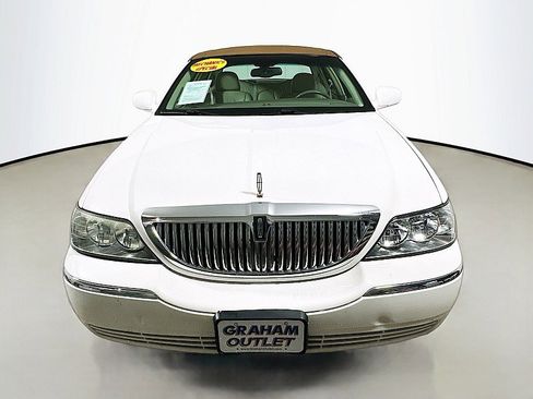 Used 2004 Lincoln Town Car Signature RWD image 2
