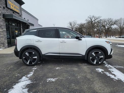 Used 2025 Nissan Kicks SR w/ SR Premium Package image 8