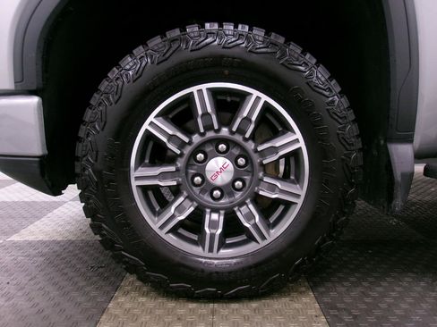 Used 2024 GMC Sierra 1500 AT4 w/ Technology Package AWD/4WD image 17