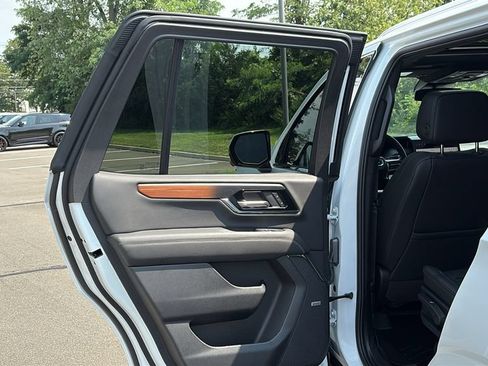 Used 2025 GMC Yukon Denali w/ Sun & Power Step Package AWD/4WD image 22