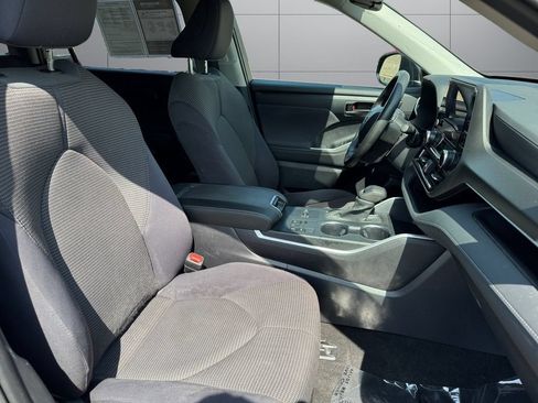 Used 2023 Toyota Highlander L FWD image 17