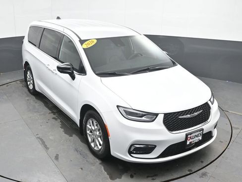 New 2026 Chrysler Pacifica Select FWD image 32