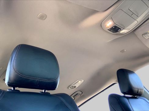 Used 2017 Chrysler Pacifica Touring-L w/ Tire & Wheel Group FWD image 14