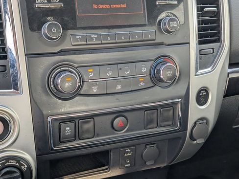 Used 2018 Nissan Titan SV image 27