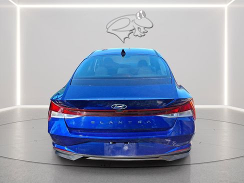Used 2021 Hyundai Elantra SE FWD image 3
