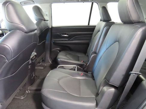 Used 2025 Toyota Grand Highlander AWD image 32
