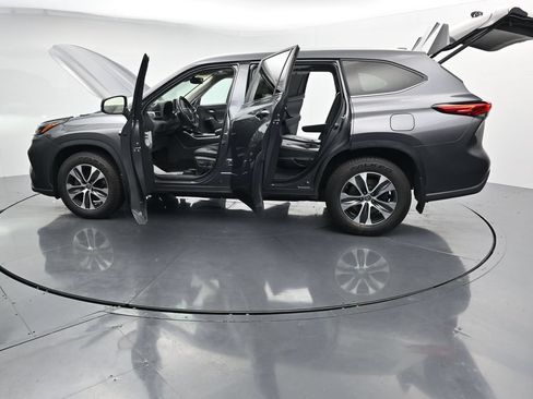 Used 2023 Toyota Highlander XLE AWD/4WD image 44