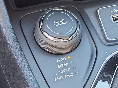 Certified 2023 Jeep Cherokee Altitude Lux image 24