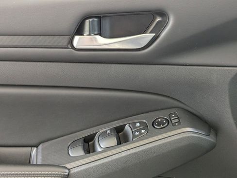 Used 2025 Nissan Altima 2.5 SV FWD image 13