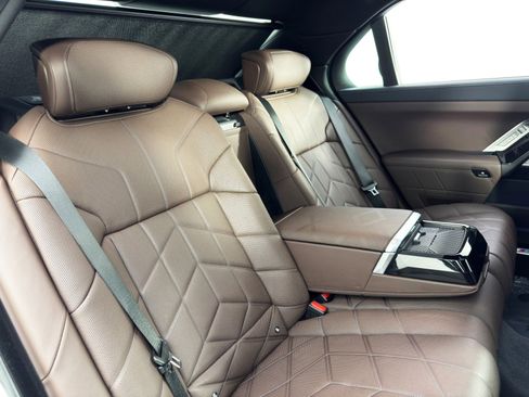 Used 2023 BMW i7 xDrive60 w/ Executive Package 2 image 49