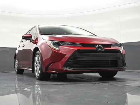Used 2025 Toyota Corolla LE FWD image 32