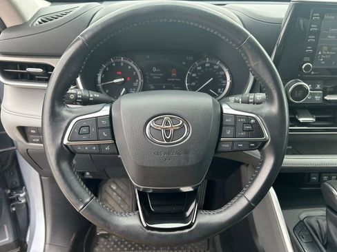 Used 2020 Toyota Highlander XLE AWD/4WD image 22