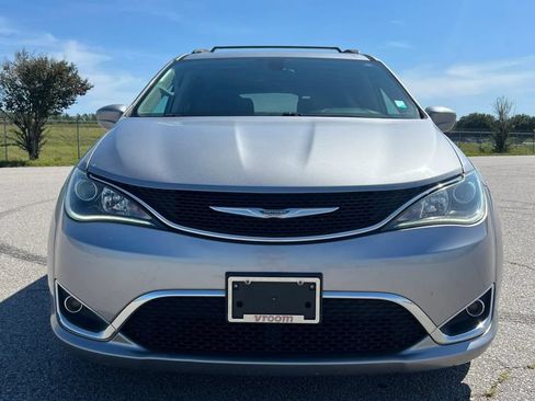 Used 2017 Chrysler Pacifica Touring-L FWD image 2
