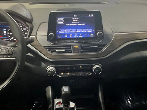 Used 2024 Nissan Altima 2.5 SV image 9