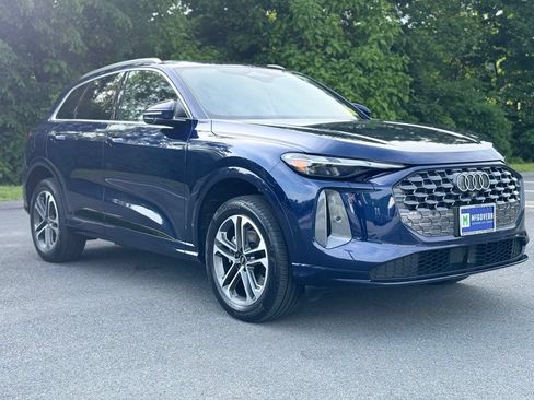 Certified 2025 Audi Q5 Premium w/ Convenience Package AWD/4WD image 9