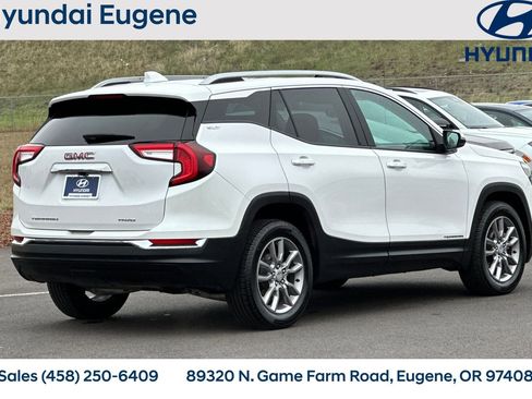 Used 2022 GMC Terrain SLT image 3