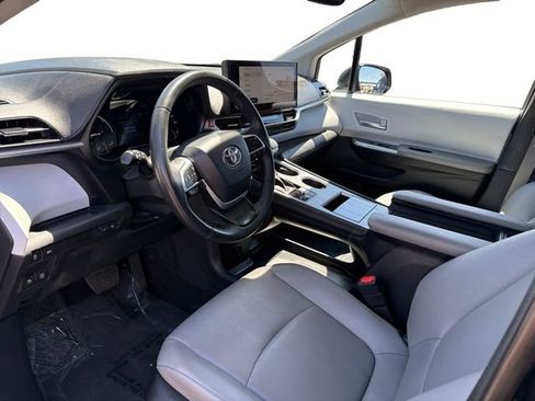 Used 2025 Toyota Sienna XLE FWD image 12