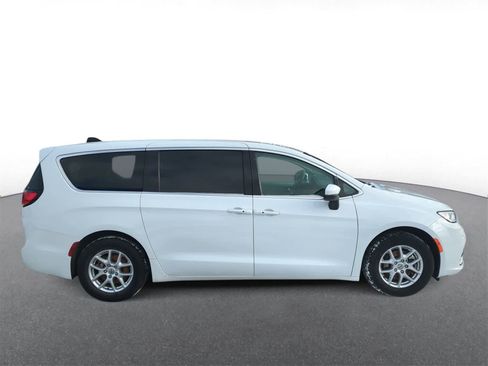 Used 2023 Chrysler Pacifica Touring-L image 9