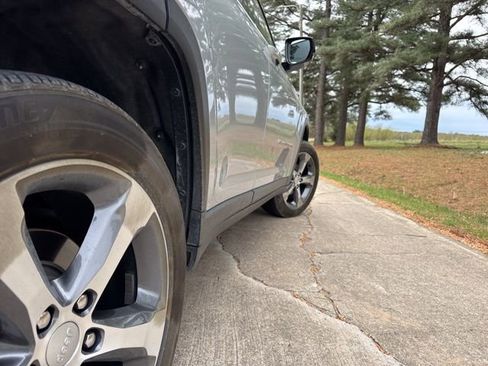 Used 2024 Jeep Grand Cherokee Limited image 19