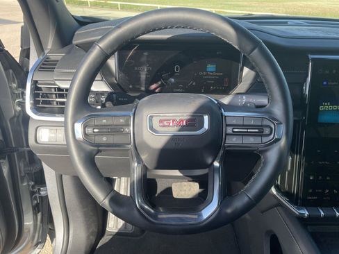 Used 2025 GMC Acadia Elevation image 12