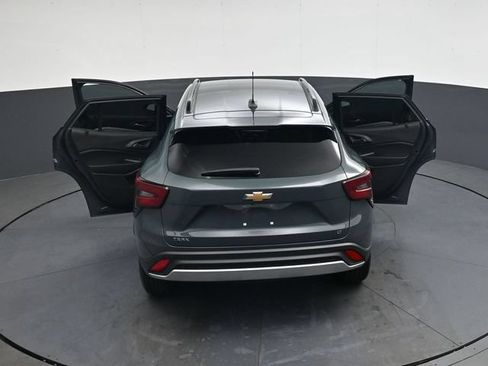 Used 2025 Chevrolet Trax LT FWD image 31