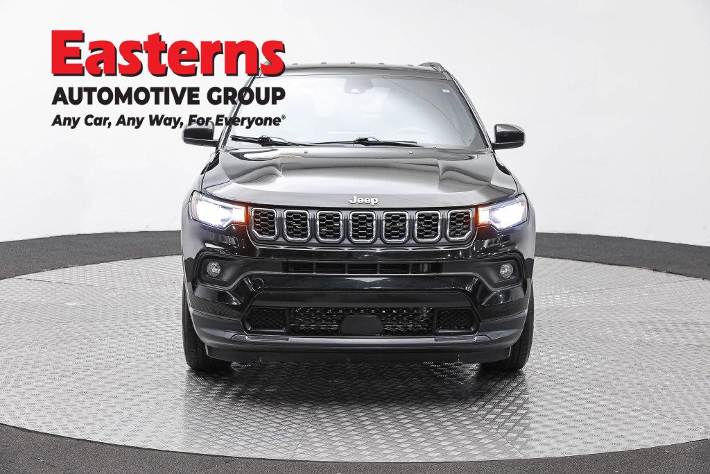 Used 2024 Jeep Compass Latitude AWD/4WD image 2