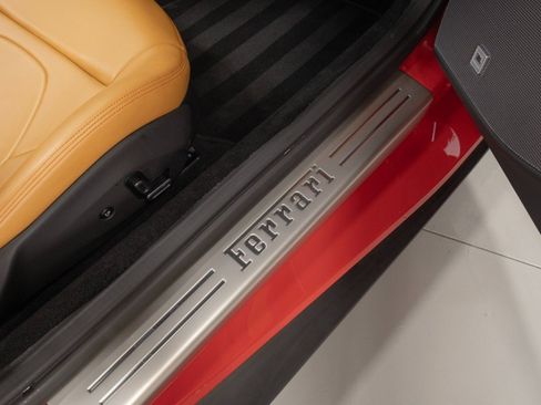 Used 2019 Ferrari Portofino RWD image 48